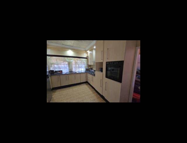 4 BEDROOM HOUSE FOR SALE IN THE ORCHARDS